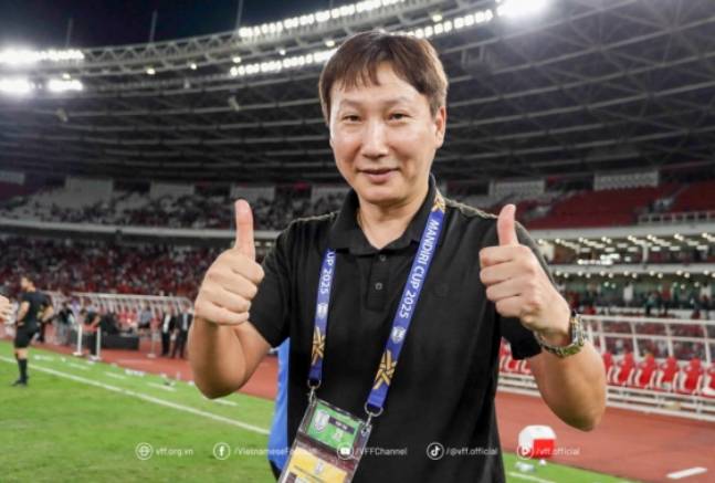 김상식 베트남 국가대표팀 감독이 지난해 인도네시아 자카르타의 겔로라 붕 카르노 스타디움에서 열린 2025 아세안축구연맹(AFF) U-23 챔피언십 우승 후 양 엄지를 치켜세우고 있다. /사진=베트남축구연맹(VFF) 공식 홈페이지