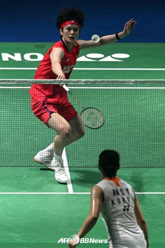 안세영(아래)이 18일(한국시간) 인도 뉴델리에 위치한 인디라 간디 스포츠 콤플렉스에서 펼쳐진 세계배드민턴연맹(BWF) 월드투어 슈퍼 750 인도오픈 여자 단식 결승전에서 왕즈이(위)를 상대로 경기를 펼치고 있다. /AFPBBNews=뉴스1