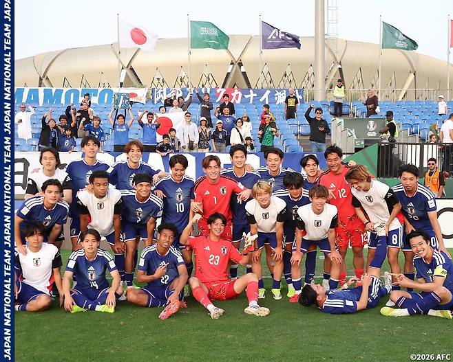 2026 AFC U-23 아시안컵 4강 진출 확정 이후 기념사진을 촬영하고 있는 일본 U-23 대표팀 선수들. /사진=일본축구협회 SNS 캡처