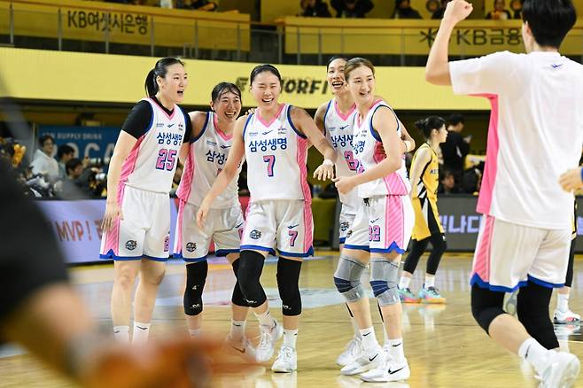 '역대 2호 500승 고지' 삼성생명 대기록... KB스타즈 꺾고 3연패 탈출