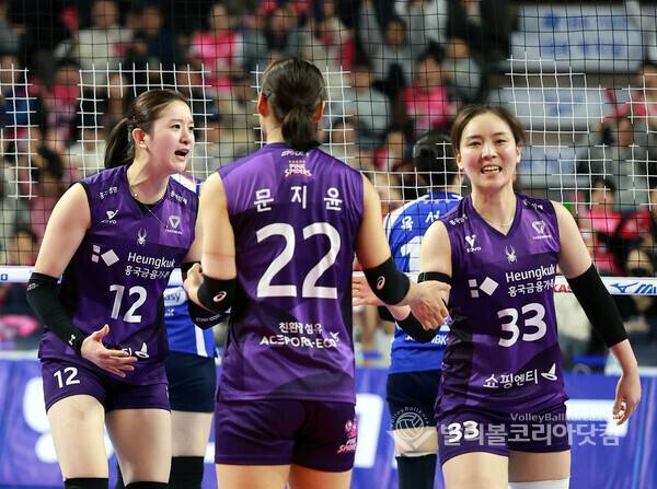 18일 흥국생명 문지윤이 서브에이스하자 세터 이나연과 이다현이 함께 기뻐하고 있다.2026.1.19.【발리볼코리아닷컴(화성)=김경수 기자】