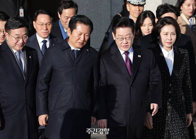 이재명 대통령과 김혜경 여사가 지난 1월 13일 경기 성남 서울공항에서 환송 나온 정청래 더불어민주당 대표 등과 공군 1호기로 향하고 있다. 김창길 기자
