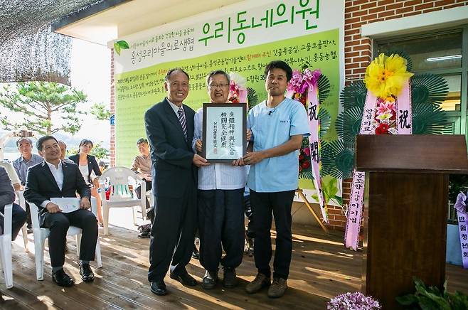 2015년 5월 충남 홍성군 홍동면 금평리에서 열린 우리동네의원 개원식. 왼쪽부터 채승병 초대 이사장, 홍순명 풀무학교 전 교장, 이훈호 우리동네의원 원장. 홍성의료복지사회적협동조합 제공