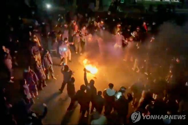 이란 시위 [AP=연합뉴스 자료사진. 재판매 및 DB 금지] 지난 9일(현지시간) 이란 수도 테헤란에서 시위대가 거리에서 불을 피운 장면이 소셜미디어에 확산했다. 2026.1.11