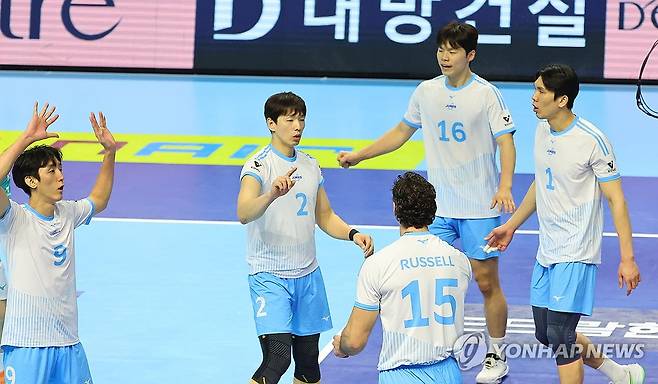 기뻐하는 대한항공 (인천=연합뉴스) 임순석 기자 = 1일 인천 계양체육관에서 열린 프로배구 V리그 남자부 대한항공과 삼성화재 경기. 득점에 성공한 대한항공 선수들이 기뻐하고 있다. 2026.1.1 soonseok02@yna.co.kr