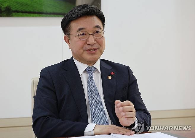 연합뉴스와 인터뷰하는 윤호중 행안장관 (서울=연합뉴스) 서명곤 기자 = 윤호중 행정안전부 장관이 지난 16일 서울 종로구 정부서울청사에서 연합뉴스와 인터뷰를 하고 있다. 2026.1.19 seephoto@yna.co.kr