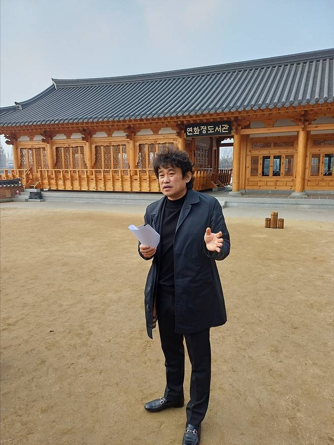 연화정도서관 앞에서 도서관의 설계 포인트에 대해 설명하는 임채업 건축사 [촬영 홍국기]