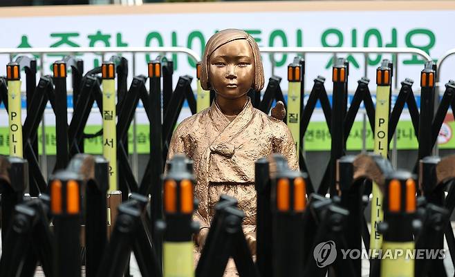 위안부 합의 10년, 옛 일본대사관 앞 소녀상 (서울=연합뉴스) 류영석 기자 = 2015년 한일 일본군 '위안부' 합의 10주년을 맞은 28일 서울 종로구 옛 일본 대사관 앞 평화의 소녀상 모습.
지난 2015년 12월 28일 박근혜 정부와 일본 아베 신조 내각이 맺은 한일 합의는 일본 정부가 위안부 피해자를 위한 재단 설립에 10억엔을 출연하고 아베 총리가 사죄를 표명하며, 양국이 이 문제를 최종적·불가역적으로 해결하기로 확인한 내용을 담고 있다. 2025.12.28 ondol@yna.co.kr