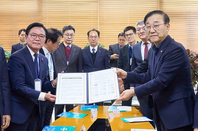 김석필 시장 권한대행(왼쪽 첫 번째)이 김윤덕 장관에게 건의문을 전달하고 있다. [천안시 제공. 재판매 및 DB 금지]
