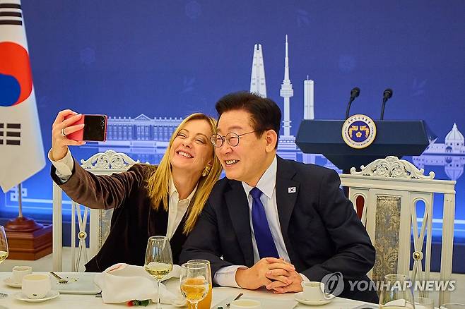 기념촬영하는 한-이탈리아 정상 (서울=연합뉴스) 조르자 멜로니 이탈리아 총리가 19일 청와대에서 열린 공식 오찬에서 이재명 대통령이 선물한 삼성 갤럭시 Z플립7로 기념촬영을 하고 있다. 2026.1.19 [청와대 제공. 재판매 및 DB 금지] xyz@yna.co.kr
