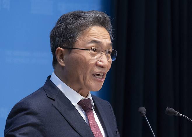 ▲ 이학재 인천국제공항공사 사장이 20일 국회 소통관에서 '대통령실의 인천공항 공사 불법 인사 개입'을 주장하는 기자회견을 하고 있다. /연합뉴스