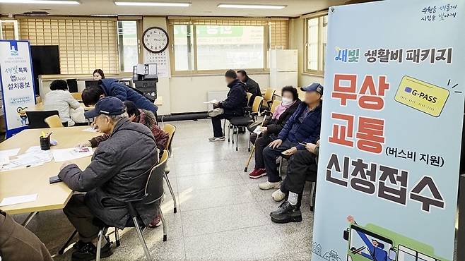 ▲&nbsp;지난달 집중 신청 기간 중 수원시 팔달구 행궁동에서 어르신들이 교통비 지원 신청서 접수를 위해 기다리고 있다. / 사진제공=수원특례시