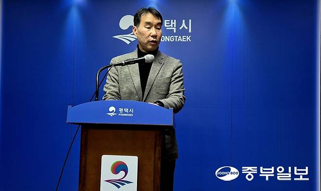 오세호 전 더불어민주당 평택시을 지역위원회 위원장이 20일 평택시청 브리핑룸에서 기자들의 질문에 답을 하는 중이다. 우승오 기자