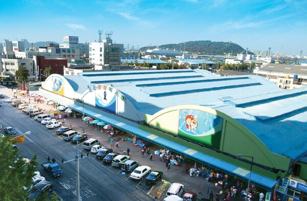 인천 중구 항동 연안부두에 위치한 인천종합어시장 전경. 사진=인천시청
