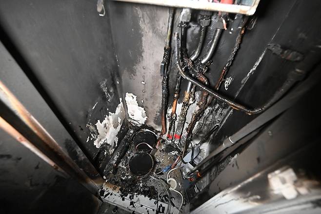 지난해 12월 3일 시흥시 정왕동의 한 아파트 보일러실에서 수도 배관을 감싸고 있던 동파방지열선에서 불이 나 내부가 불에 타 있다. 사진=경기도소방재난본부