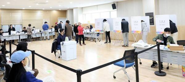 유권자 발길 이어지고 있는 용현초등학교 사전투표소 [사진=연합뉴스]