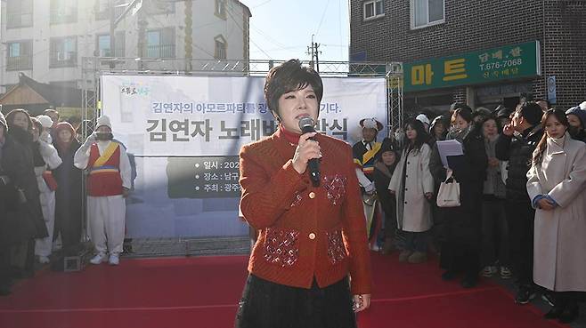 20일 광주 남구 서동에서 트로트 가수 김연자 노래비 제막식이 열려 김연자씨가 인사말을 하고 있다./조영권 기자