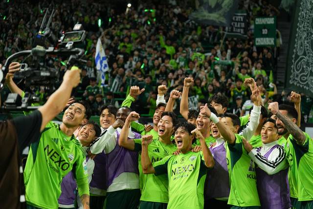 전북현대모터스FC가 8일 오후 4시 30분 전주월드컵경기장에서 하나은행 K리그1 2025 파이널A 36라운드 대전하나시티즌과의 경기에서 선제골을 넣고 팬·선수가 다 나오는 셀카 세리머니를 보이고 있다. 전북현대 제공(사진은 K리그1 우승 시상식이 열린 작년 11월 8일)