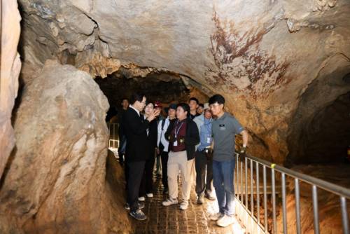1. 단양 고수동굴은 약 200만 년 전 형성된 석회암 동굴로 국내에서 가장 오래된 석회암 동굴 중 하나로 꼽힌다. 현재 천연기념물 제256호로 지정되어 있다. 단양고수동굴 내부 전경. 사진=단양군 제공