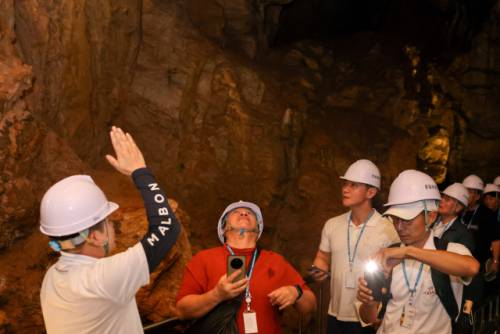 온달동굴은 고구려 장군 온달과 평강공주의 전설이 깃든 장소로 온달장군이 이곳에서 수양했다는 전설이 전해 내려오고 있다. 동굴 주변으로는 온달산성이 성곽을 두르고 있어 역사 여행의 풍미를 더한다. 온달동굴 내부전경. 사진=단양군 제공