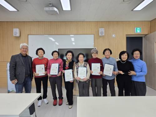 ◇정선평생학습관에서 한문을 배우고 있는 김상자(여·84)·이희열(여·78)·우옥순(여·75)·이순복(여·80)·주정희(여·76)·김금녀(여·74) 어르신이 제109회 전국한문실력경시 예선대회에서 전원 한자 8급 합격이라는 큰 성과를 거뒀다.