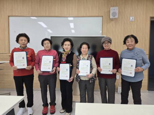 ◇정선평생학습관에서 한문을 배우고 있는 김상자(여·84)·이희열(여·78)·우옥순(여·75)·이순복(여·80)·주정희(여·76)·김금녀(여·74) 어르신이 제109회 전국한문실력경시 예선대회에서 전원 한자 8급 합격이라는 큰 성과를 거뒀다.