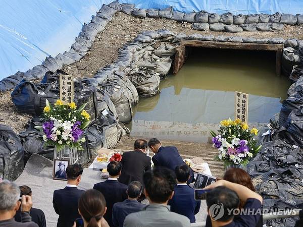 조세이 탄광 희생자 추모 집회가 2024년 10월 일본 야마구치현 우베시에서 열렸다. 제단 앞으로는 바닷물에 잠긴 탄광 갱도 입구가 보인다. /연합뉴스