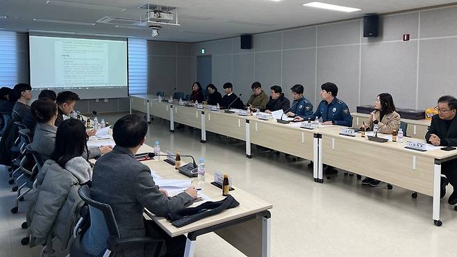 포항북부경찰서 주최로 열린 ‘쓰레기 무단 투기 해결을 위한 CPTED 합동 전략회의’에서 참석자들이 생활 패턴을 반영한 배출시설 설치 등 구조적 개선 방안을 논의하고 있다. /포항북부경찰서 제공