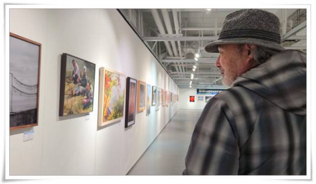 이한구 사진작가가 전시장을 둘러보고 있다. 사진=한국사진작가협회 포항지부 제공