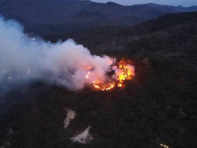 20일 오전 6시 16분 울산시 울주군 삼남읍 봉화산 정상 인근에서 발생한 산불이 붉은 화염과 함께 거센 연기를 내뿜고 있다. 산림과 소방 당국은 건조주의보 속에 확산하는 불길을 잡기 위해 헬기 6대와 인력 31명을 긴급 투입, 화재 발생 1시간 40분 만인 오전 7시 55분 주불 진화를 완료했다. 울산소방본부 제공