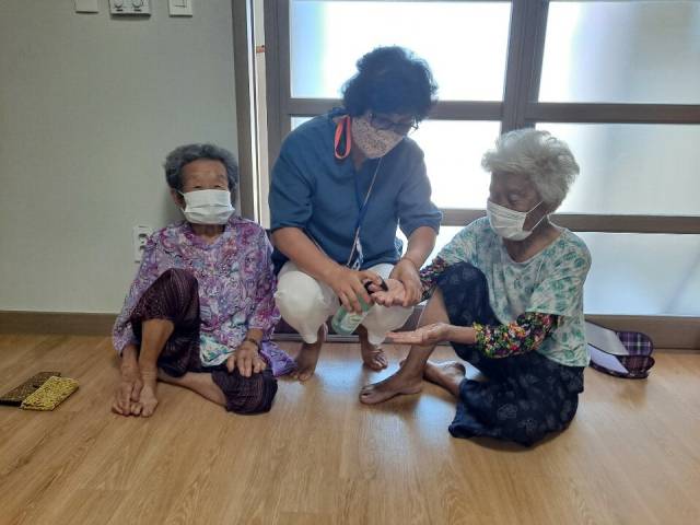 고성군 동부권 노인맞춤돌봄사업을 맡게 된 새 비영리법인이 65세 이상 생활지원사 고용승계를 거부해 논란이다. 사진은 노인맞춤돌봄서비스 생활지원사 활동 모습. 고성군 제공
