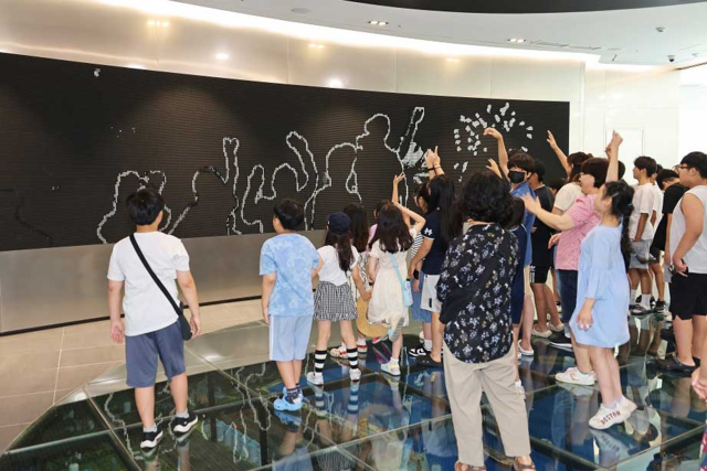 지역 아동센터 학생들이 포스코 Park1538 홍보관을 견학하고 있다. 포스코 제공
