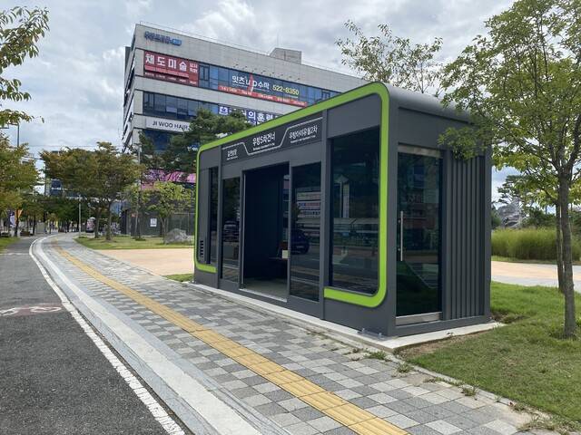 교통약자 이동편의 확보를 위한 사전 검토와 기준 마련이 필요한 스마트쉘터 버스정류장. 경북도 교통약자 이동편의시설 기술지원센터 제공