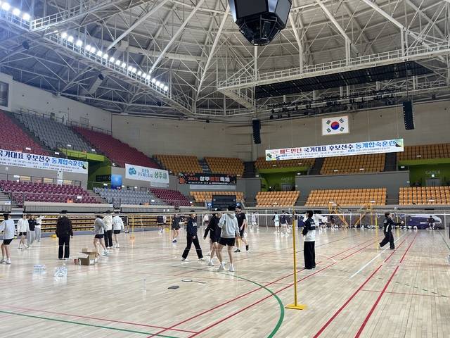 지난 19일부터 상주 시내 체육관 신관과 구관에서 진행 중인 배드민턴 국가대표 후보선수단의 동계 합숙훈련 모습. 상주시 제공