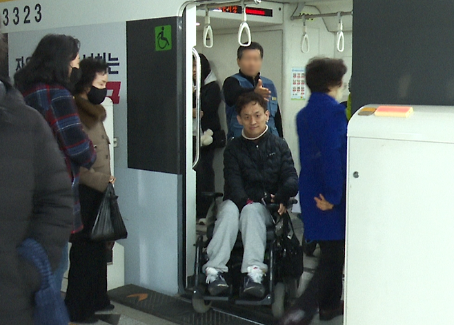 지난 3월 영남일보 디지털팀의 TK큐 <나는 시민기자 이준희입니다> 촬영 당시, 이준희씨가 대구도시철도 3호선에서 내리는 모습. 박지현기자 lozpjh@yeongnam.com