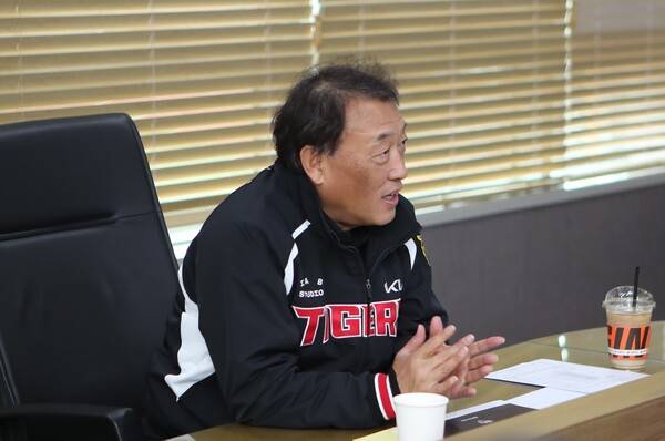 KIA는 지난 19일 광주-기아 챔피언스 필드 대회의실에서 '2026 시즌 코칭스태프 전략 세미나'를 개최했다(사진=KIA)