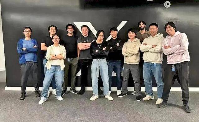 일론 머스크 테슬라 CEO와 xAI의 핵심 연구진. 연구원의 절반 가까이가 중국계 엔지니어다. [사진=웨이보]
