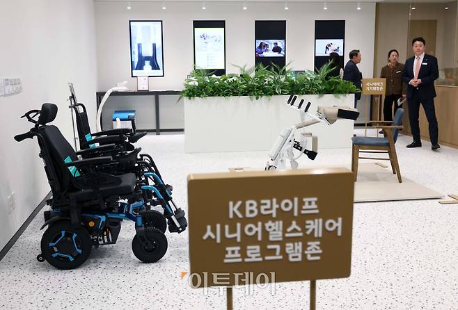 20일 서울 강남구 KB라이프타워에서 열린 KB금융그룹 ‘KB골든라이프 플래그십 센터’ 개소식에서 참석자들이 시니어를 위한 최신 기술 체험·연구 공간인 ‘에이지테크랩(Age Tech Lab)’을 둘러보고 있다. 신태현 기자 holjjak@(이투데이DB)