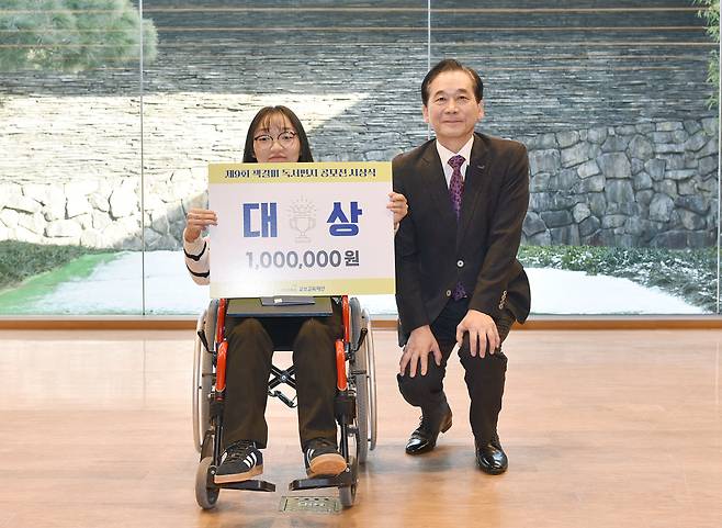 최화정 교보교육재단 이사장(오른쪽)과 대상 수상자 박예주 학생이 지난 19일 서울시 종로구 교보생명빌딩에서 열린 '제9회 책갈피 독서편지 공모전 시상식'에서 기념 촬영하고 있다. (사진=교보생명)