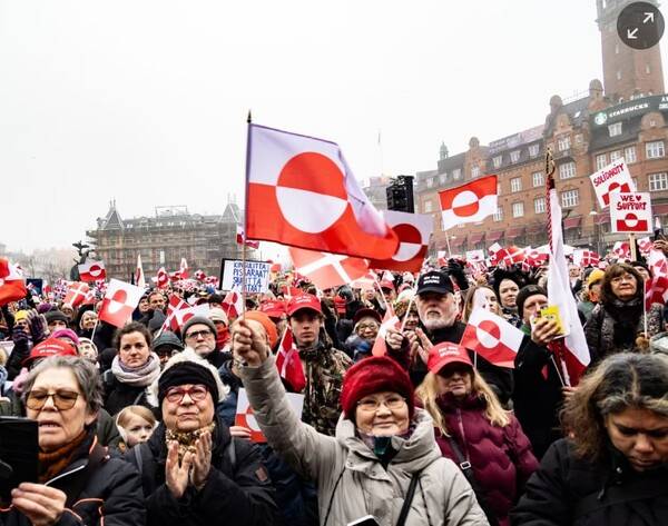 지난 17일 덴마크 수도 코펜하겐에서 그린란드 국기를 흔들며 미국의 그린란드 병합 시도에 항의하는 시민들.&nbsp; &nbsp;가디언&nbsp; 1월 19일