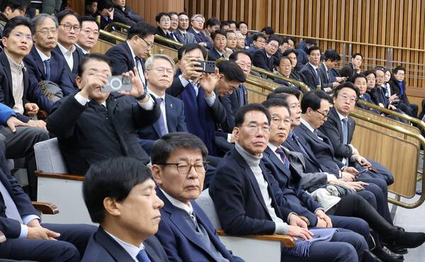 더불어민주당 의원들이 20일 서울 여의도 국회에서 열린 공소청법·중대범죄수사청법 공청회에서 법안 관련 설명을 듣고 있다. 2026.1.20. 연합뉴스