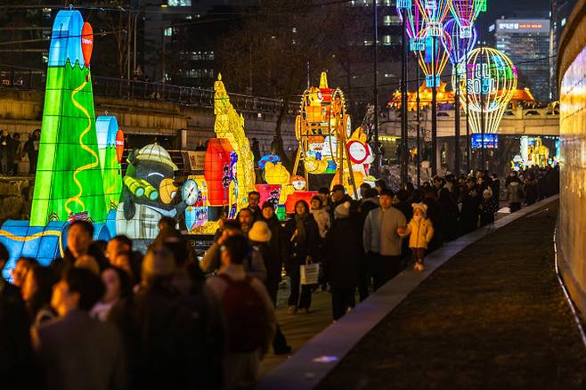 2025 서울빛초롱축제 행사장을 가득 메운 관광객  (사진=서울관광재단)