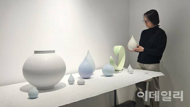 작가 조원재가 갤러리조은 ‘평온의 가장자리’ 전에 내놓은 자신의 작품들에 섞여 또 다른 풍경을 만들고 있다(사진=오현주 문화전문기자).