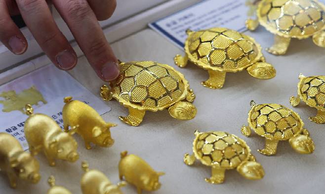 서울 종로구 한국금거래소 종로본점에 골드바가 놓여 있다. 금(金) 가격이 3거래일 연속 최고치를 새로 쓰며 상승 흐름을 이어가며 고공행진을 기록하고 있다. (사진=뉴시스)