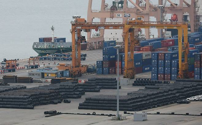 경기 평택시 평택항에 철강 제품이 쌓여 있다.(사진=연합뉴스)