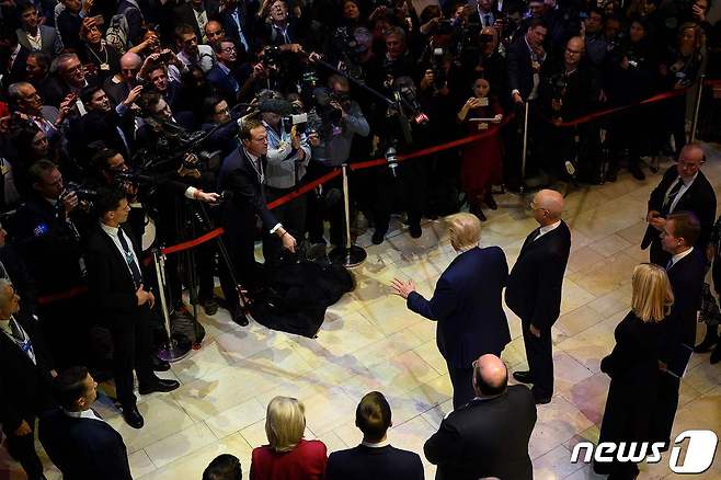 도널드 트럼프 미국 대통령이 첫 임기 때인 2020년  1월 스위스 다보스에서 열린 세계경제포럼(WEF)에서 연설하기 위해 행사장에 도착한  뒤 취재진의 질문에  답하고 있다. ⓒ AFP=뉴스1 ⓒ News1 우동명 기자