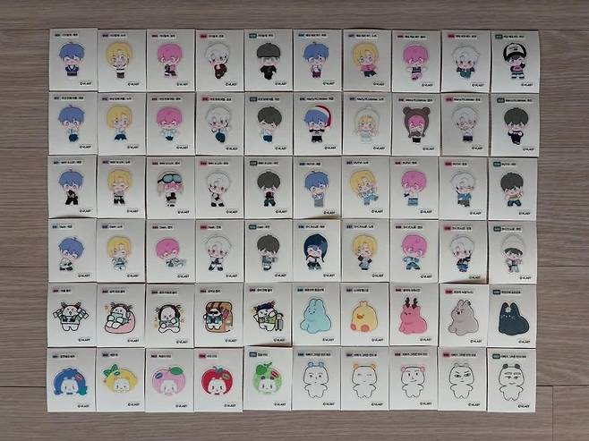 '플레이브 굿즈' 상품의 판매가 시작된 지난 16일 60장의 띠부실을 모두 모은 인증샷(스레드 캡처).