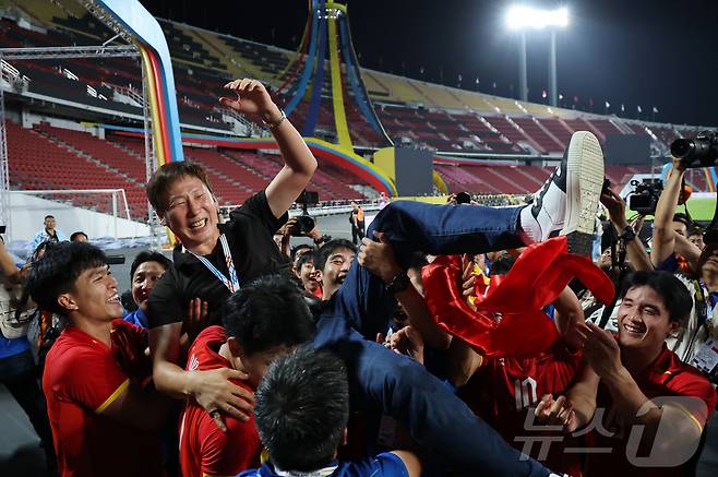 2025년 3관왕에 오른 김상식 감독의 베트남이 2026년에도 돌풍을 이어가고 있다. ⓒ 로이터=뉴스1