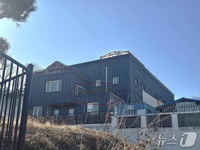 A 씨가 지목한 색동원 난간. 이시명기자/뉴스1