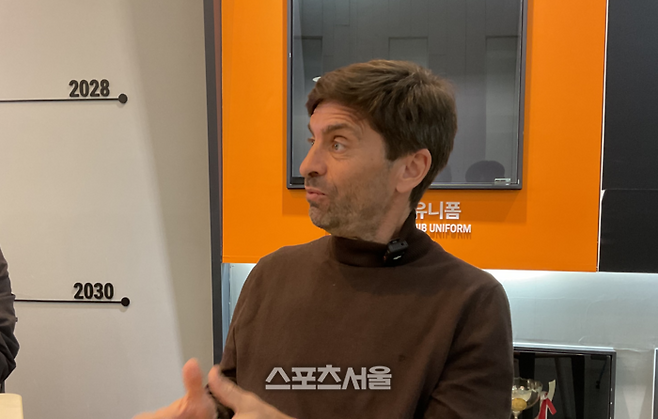 취재진 질문에 답하는 코스타 감독. 서귀포 | 정다워 기자